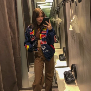 Bruna jeans från Bershka - Bruna jeans från Bershka i strl 32, passar mig som i vanliga fall har 34. Jättefint skick, syns knappt att de är använda. Modellen heter Wide Leg men finns inte längre att köpa på Zalando.  Nypris 300kr Mitt pris 200kr. Köparen står för frakten.