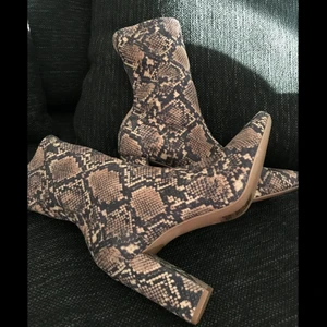 HM Klackskor - Superfina och sexiga klackskor från HM. Endast testade inomhus! Storlek 40, men skulle säga att dom är storlek 39 egentligen.