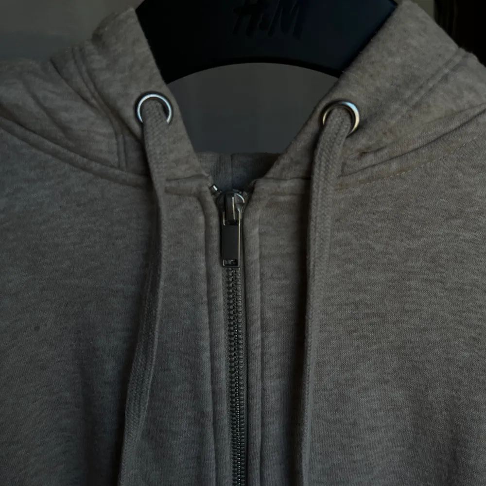 Beige as fin zip up hoodie som är trendigt just nu. Använd endast en gång. Så den är som ny! Skriv för mer information eller bilder 🐻. Hoodies.