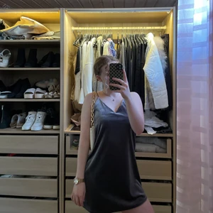 Klänning (sammet) - Jag säljer en grå klänning i sammet. Jag köpte den för 300kr men säljer den för 100kr. 