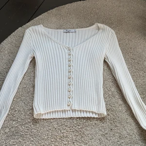Vitt topp  - En vit långärmad topp från NAKD i storlek S med pärlor - priset + frakt 
