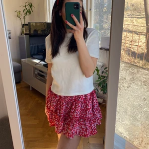 Röd kjol  - En söt röd mönstrad kjol som inte har kommit till anvädning! Super skick och jätte fin men tyvärr inte min stil. Pm för frågor! 🫶🏻💕