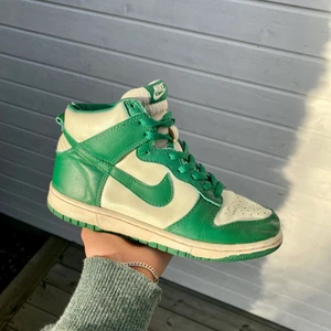DUNK CELTIC 2008 - INTRESSEKOLL på dessa otroliga nike dunk high ”celtic” från 2008! I väldigt bra skick för sin ålder, inga större defekter. Extremt ovanlig colorway som knappt går att få tag i, från VNTG 2008 packet. Väldigt eftertraktade. Sjukt snygga, perfekta till sommaren! Säljer endast för rätt pris, men kom gärna med bud! Skriv för frågor eller fler bilder!💚💚