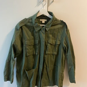 Militärjacka - Grön militärkockarna från HM. Storlek S. Perfekt till våren