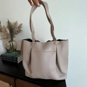 Väska från Zara - Stor rymlig väska från Zara, använd  1 gång 