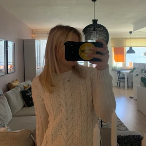 H&M stickad tröja  - H&M stickad tröja i storlek XS, original pris 400kr, säljs för 180kr exklusive frakt