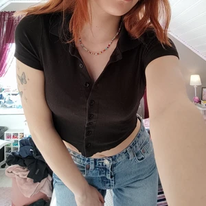 Topp med knappar - Stretchig topp med knappar som går att stänga hur man vill ✨