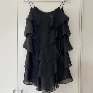 Volangklänning H&M strlk S/36 - Svart volangklänning från h&m storlek S.