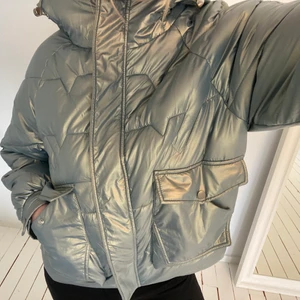 Dunjacka - Skitcool jacka som glänser i olika färger, perfekt till nästa skidresa!