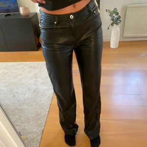 Skinnbyxa från Mango - Långa fina och sköna skinnbyxor från mango. Använda ungefär 2 gånger. Var väldigt populära och slutsålda. Är i storlek 36. Jag är ungefär 178 cm lång. 