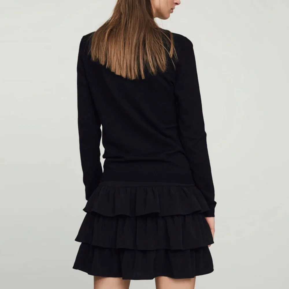 Jätte snygg svart volang kjol. Det är tre volanger och sitter jätte snyggt. Den är knappt andvänd💕💕. Kjolar.