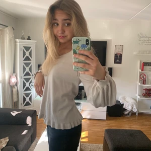 Oddmolly tröja - Somrig och tunn tröja från odd Molly!! Storlek M men ni ser hur den sitter på mig som vanligtvis har storlek S. Original priset var mellan 1 000-2 000kr, men säljer för 300kr. Priset kan diskuteras vid snabb affär🌟 spårbar frakt tillkommer på 50 kr.