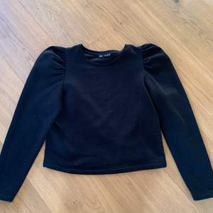 Säljer en svart tröja från Zara i strl S🌸 axlarna är ”puffiga” vilket är en fin detalj. Aldrig använt den då den va för liten i armarna på mig när jag köpte den. Köparen står för frakt, priset inkluderar inte fraktpriset!💛