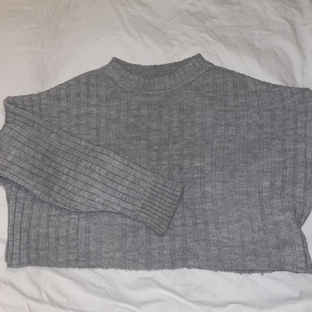 Croppad stickad tröja från Madlady🖤 Köpt för länge sedan men är använd ca 5 ggr. Säljer då den inte kommer till användning! Strl S. Oversized ärmar och kortare i midjan🖤. Stickat.
