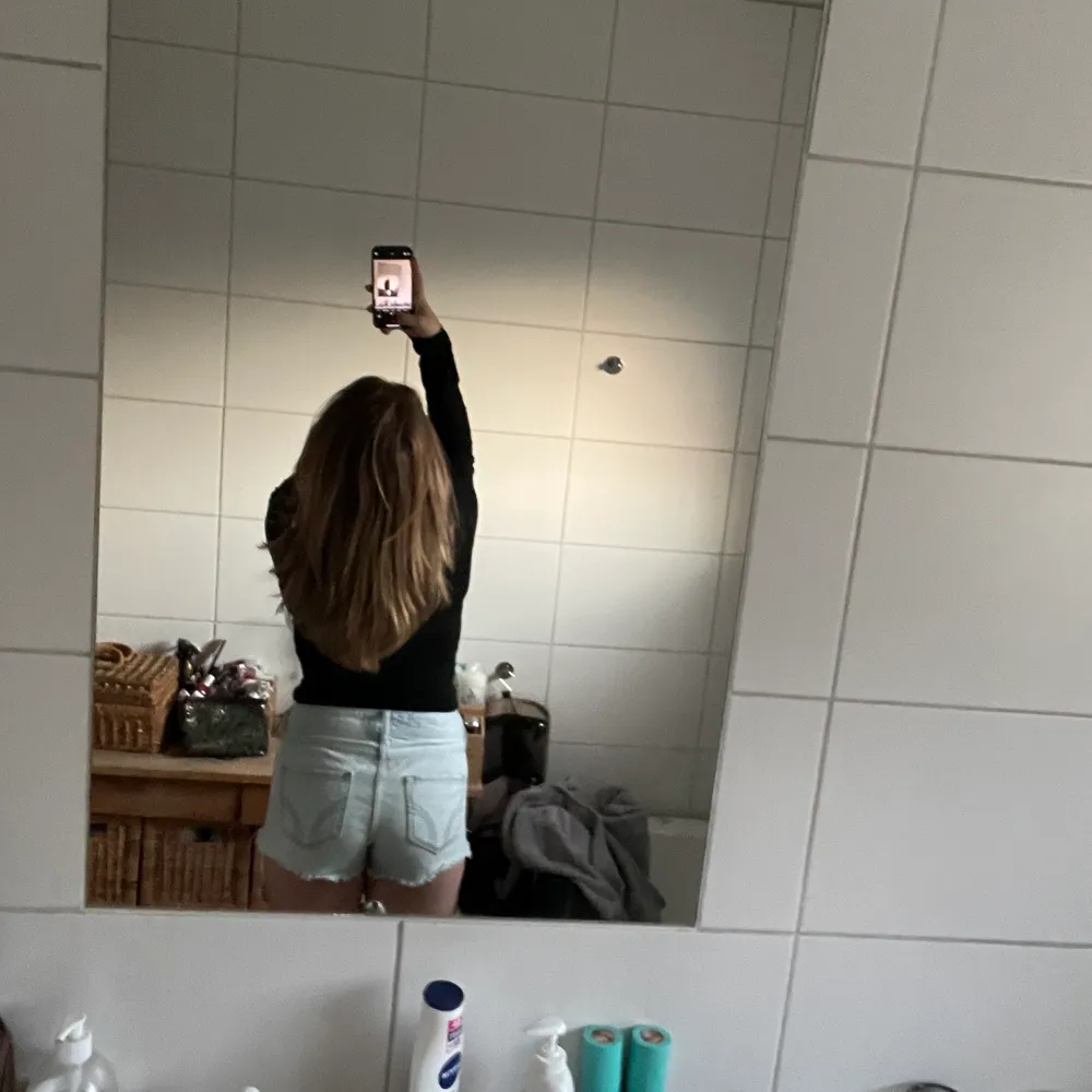 Såsåå fina och balla jeansshorts med broderier på fickorna. från hollister storlek 25, midrise. Superskick, kom privat för frågor och bilder💙. Shorts.