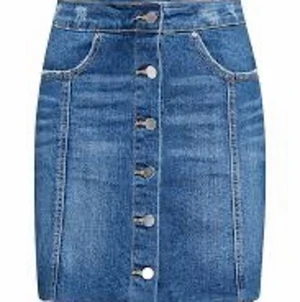 Gina Tricot Jeanskjol - Superfin jeanskjol från Gina Tricot perfekt till sommaren!💗jättefint skick då den ej är använd så många gånger, köpte för kanske 1,5 år sedan! 💗Skriv för mer bilder eller frågor!