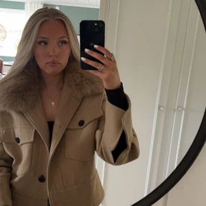 Meotine jacka - Intressekoll på min fina meotine jacka då den är lite liten på mig, är 175 så lite kort i armarna men funkar absolut, en knapp saknas på ena armen❤️så fin nu t vår/sommarkvällar, möts helst upp men kan frakta spårbar😘nypris 3300