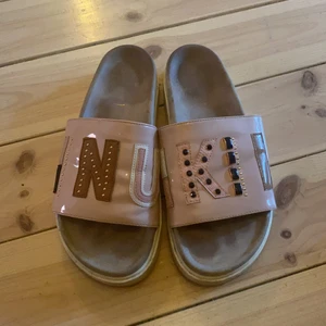 Inuikii tofflor  - Säljer mina inuikii tofflor som jag köpte förra sommaren! Inköpspriset är 1329kr! Skriv gärna vad ni skulle kunna ge för dem! ❤️