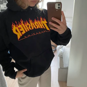Thrasher-hoodie - Snygg Thrasher-hoodie i storlek S(34-36) i bra skick😍. Säljs för 300kr (+eventuell frakt) via swish.🔥