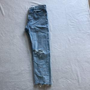 Högmidjade jeans med hål på knäna. Är 167cm och jeansen slutar vid ankeln på foten.                                                                                             Betalsätt: Swish