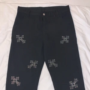 Emmiol jeans med rhimestone detaljer - Jeans från emmiol med rhimestone detaljer. Storleken är 32/32. 