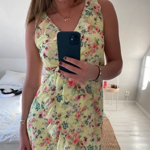 Sommarklänning 😩⭐️👏🏼 - Sååå söt klänning!!! Fint skick och superfin till sommaren 🌼🌸🌼🌸