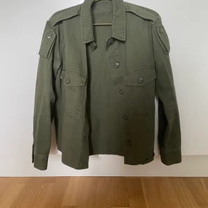 Grön jacka  - SÄLJER ENDAST VID BRA BUD!                                  Säljer denna jacka från mango i storlek S. Köpte den är på plick men den satt inte som önskat mig och har aldrig använt den😁 KÖP DIREKT: 400kr+frakt