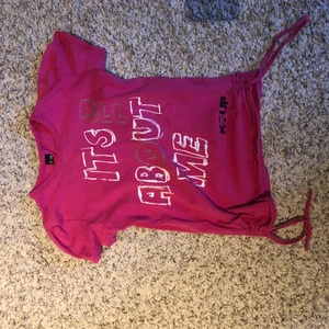 Y2k tröja - Säljer en jättefin rosa t-shirt med text på💕den är i märket ”koup” och har detaljer på sidorna (se bild 3). Det är barnstr, ksk 122? Säljer för att den är för liten för mig❣️🐞 skriv för fler bilder eller frågor 
