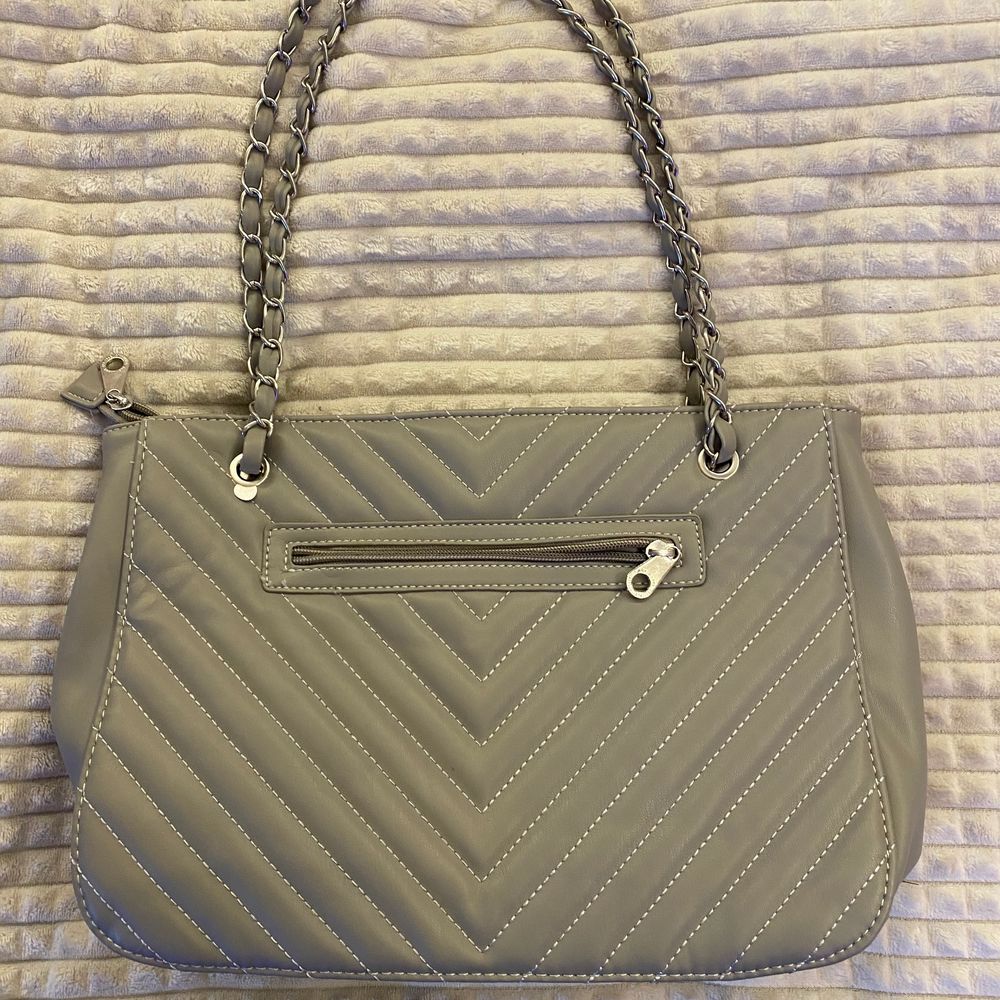 En grå don Donna väska som är grå med silverdetaljer. Säljer den för att jag gillar inte sån typ av väska och känner att nån annan kan få den. Använd ca 3 gånger max och är i väldigt bra skick :). Väskor.