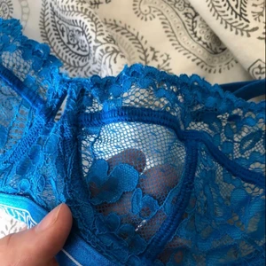 Spetsbh från lounge - En blå spetsbh från lounge. För mig som vanligtvis är storlek M, är denna lite för liten!