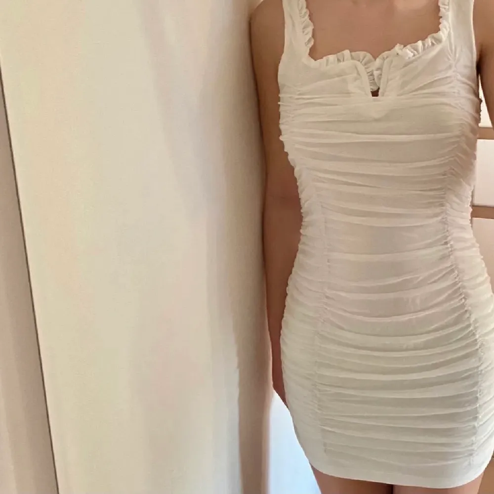 Oanvänd vit klänning. Perfekt till studenten!🤍. Klänningar.