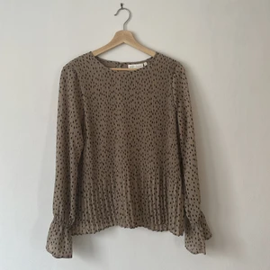 InWear blus  - Storlek 34, stor i storleken. Ca ett år gammal men så gott som ny (använd ca två gånger). Köpt på MQ för ca 800 kr. 