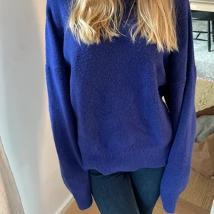 Stickad tröja  - Säljer denna så himla fina kornblå stickade tröjan ifrån Zara! Älskar denna då den är perfekt till en sommarkväll men också så skön under vintern❤️‍🔥 säljer endast då den är snäppet för stor för mig.