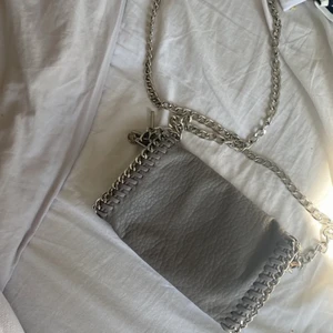 Väska - En fin tiamo väska. Stella liknande, använd lite grann men väldigt bra skick! ❤️