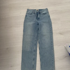 Blåa jeans  - Jag säljer mina fina jeans som tyvärr är för stora på mig i midjan och i längden. Jag är 160 ca och skulle säga att dom passar på någon som är 164/165 och har storleken S i jeans❤️Det är blåa baggy jeans med fickor där bak,hör gärna av er om ni vill ha fler bilder!OBS:dragkedjan är sönder men funkar om man har en tröja över då synd det inte, men annars är dom är väldigt bra skick.
