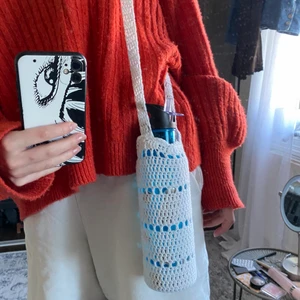 Väska - Liten väska för vattenflaskan!! Skitbra att ha nu till sommarn så man tänker på att drick mycket vatten🥰 virkar dom på beställning så om man har andra önskemål på mönster osv så går det såklart att lösa!🥰