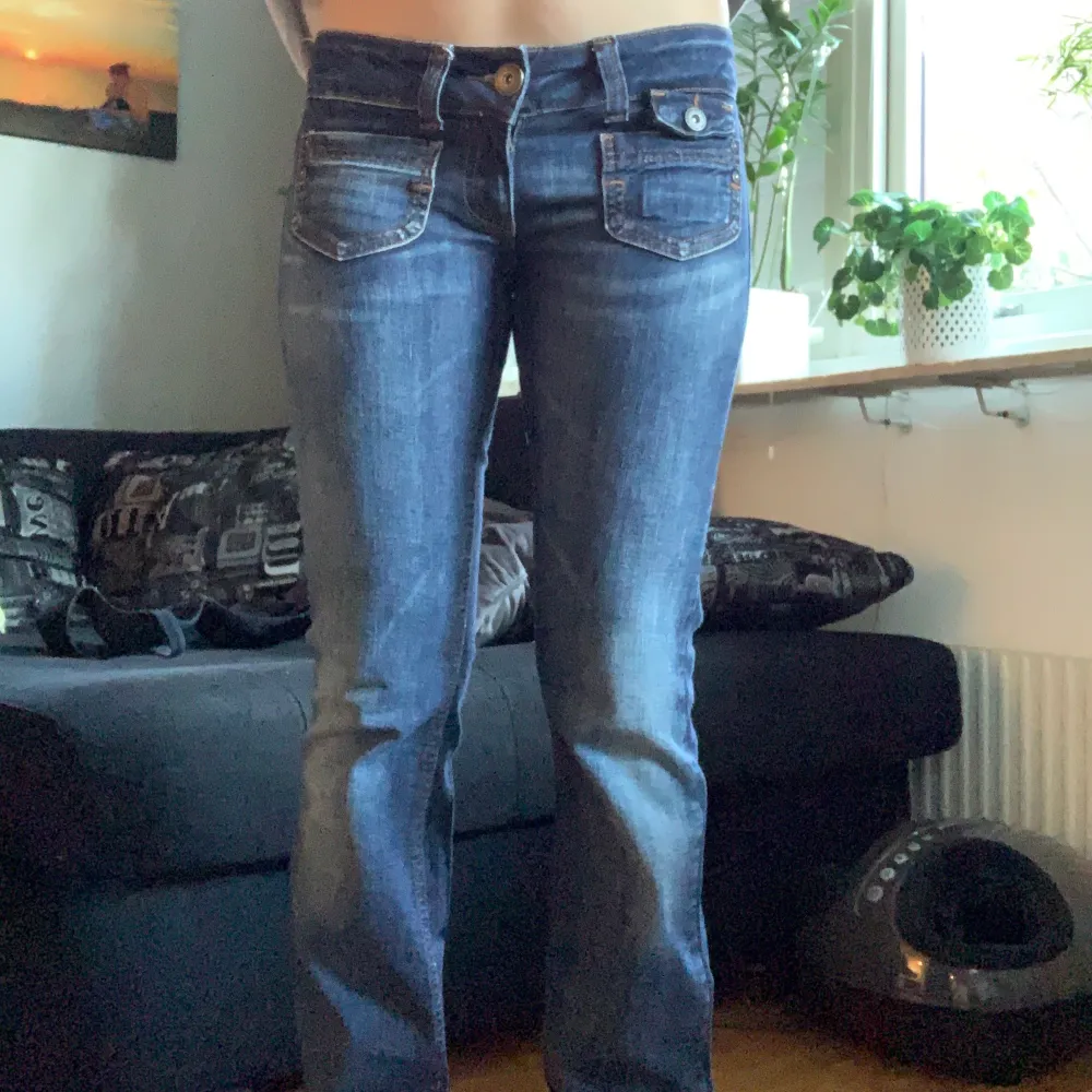 Nästan helt oanvända jeans! Är raka/bootcut i modellen och sitter otroligt bra. Jag är 156 cm och dem är för långa för mig så sitter nog perfekt för någon lite längre.. Jeans & Byxor.