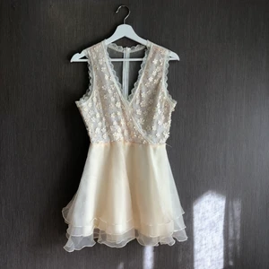 Klänning - Beige/crémevit klänning med sååå fina detaljer! Oklart vad det är för storlek men skulle tippa på S. Frakt tillkommer❤️