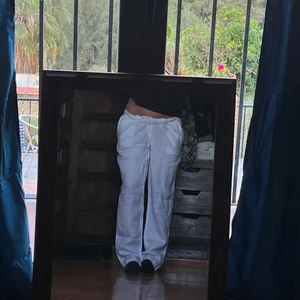 Linnebyxor  - Köpte dessa linnebyxor från H&M i storlek M men fick ett par nya av mor, så har aldrig använt de! Prislapp kvar. Aldrig använda. Super fina! Kan mötas i Stockholm, annars står köparen för frakten💕