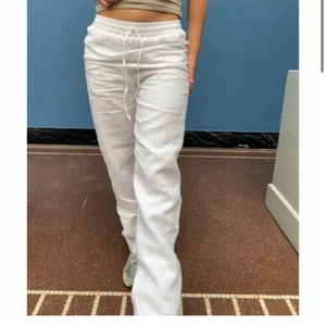 Linnebyxor - Slutsålda på hemsidan! Helt nya vita linnebyxor från Design By Si i extra length, innerbenslängden är 84cm🤩 jag är 177 och dom går ner till marken för mig. Aldrig använda och lappen finns kvar. Det är väldigt bra kvalite med dubbelt tyg som gör att de inte är genomskinliga alls! BUDGIVNING💕💛