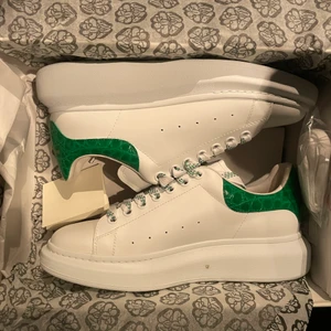 Alexander mqueen  - As fräscha Alexander mqueen sneakers. Köpta i new york i vintras och aldrig använda utomhus! Finns kvitto köpta på Nordstroms. Nypris ca 4600kr (följer med helvita snören också !) vid seriöst och snabb affär kan ja gå ner lite i pris 