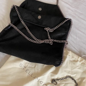 Stella väska - Sälja nu min Stella väska då jag är i behov av pengar! Väskan är i fint skit och dustbag samt en liten tillhörande necessär medföljer. Inga defekter på väskan. Skriv pm vid frågor. Priset kan diskuteras vid snabbaffär ☺️💕 