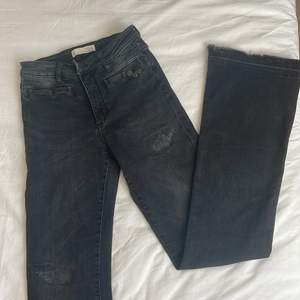 Washed svarta, bootcut, midwaist Odd Molly jeans med coola detaljer. Ordnarie pris låg antagligen runt 1800kr (baserat på deras vanliga priser). Lite slitna men inte så farligt 💕