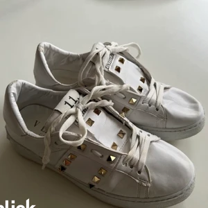 Valentino skor - Säljer nu mina skit snygga valentino skor som jag har köpt hör på Plick!! Säljer pågrund av att jag köpte ett par andra skor! Använda men ändå bra skick för att vara använda och för priset!!! Jättefina nu till sommaren! Storlek 38 och säljer för endast 1300kr💘💘💘💘💘💘💘 