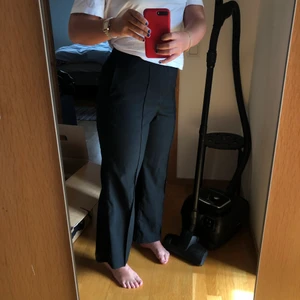 Raka kostymbyxor - Helt oanvända raka kostymbyxor! Insydd pressveck som gör att de faller väldigt fint!