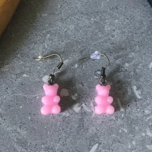 Örhängen  - Örhängen tidigare köpt på Plick använt ca 2 gånger.          17+frakt tvätta såklar innan jag skickar 