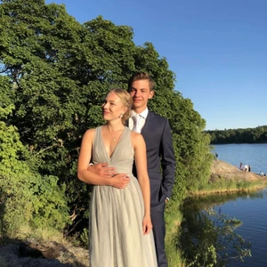 Balklänning - Superfin balklänning som jag var otroligt nöjd med! Färgen skulle jag bäst beskriva som en blå mintgrön färg. Klänningen har öppen rygg med broderade blommor! Den är endast använd en gång på balen i 9an och är i perfekt skick. Skriv för mer bilder✨💕
