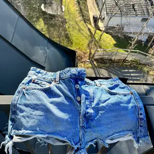 Jeans shorts som är perfekta nu till sommaren!👌🏻😍 Storlek 34 men skulle nog säga att de är åt det mindre hållet. Supercoola slitningar på de! Buda från 150 eller köp direkt för 300!🙌🏻💕