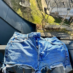 Superfina jeans shorts från Zara!💕☀️⛱ - Jeans shorts som är perfekta nu till sommaren!👌🏻😍 Storlek 34 men skulle nog säga att de är åt det mindre hållet. Supercoola slitningar på de! Buda från 150 eller köp direkt för 300!🙌🏻💕