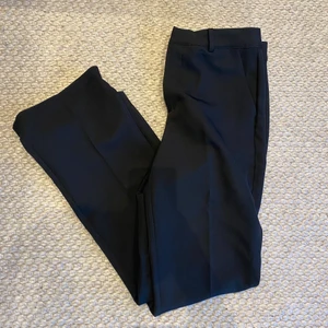 Kostymbyxor Wilma - BikBok  - Helt nya kostymbyxor från BikBok, har blivit lite för tighta och har tyvärr inte hunnit använda dessa.. Hoppas att någon annan får bättre användning för de 🖤 Säljer för 150 kr (nyskick) 